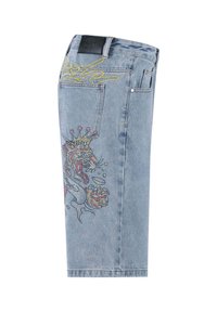 Shorts de mezclilla azul claro con cintura media, que presentan bordados de dragón con cristales de colores y detalles de costura en el bolsillo trasero.