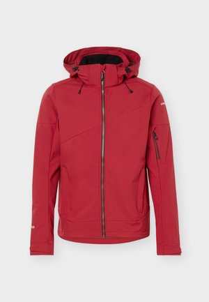 Giacca softshell rossa con cappuccio, cerniera frontale, tasca con zip sulla manica e cordini regolabili del cappuccio, mostrata su sfondo bianco.