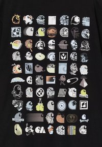 Sort stof med mange farverige grafiske logoer og designs, der varierer i former og stilarter, arrangeret i et gittermønster.