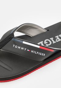 Tommy Hilfiger COMFORT  - Strandpapucsok és -szandálok - black