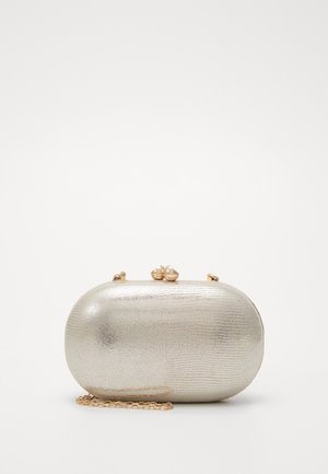 Kleine ovale silberne Clutch mit strukturierter Oberfläche und goldenem Kettenriemen vor weißem Hintergrund.