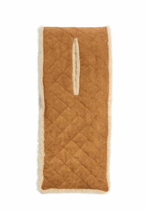 Tissu matelassé rectangulaire couleur fauve avec bordure en fourrure crème et une fente verticale au centre, sur fond blanc.