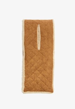 Tissu matelassé rectangulaire couleur fauve avec bordure en fourrure crème et une fente verticale au centre, sur fond blanc.