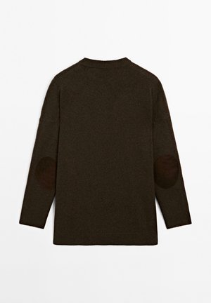 Donkerbruine trui van zacht materiaal, met een ronde hals en elleboogpatches in een donkerdere tint. Lange mouwen en een ontspannen pasvorm.