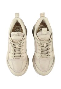 Paire de baskets beiges de la marque Buffalo en tissu mesh, semelles épaisses et languettes, sur fond blanc, vues de dessus.
