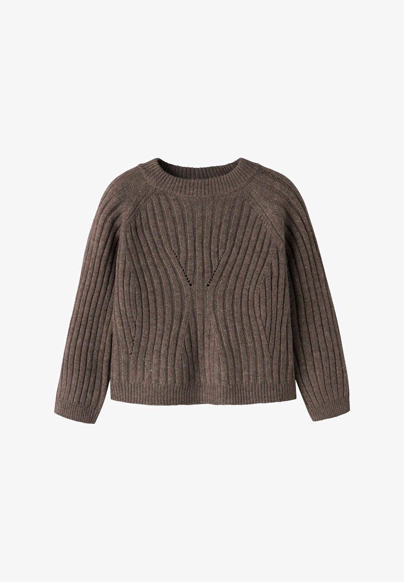 Bruine gebreide pullover met ribbelpatroon, ronde hals en lange mouwen. Geweven patroon met verticale lijnen en kleine uitsparingen.