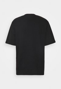 Černé tričko s krátkým rukávem a kulatým výstřihem, vyrobené z hladké bavlněné tkaniny. Má uvolněný střih a nemá viditelné štítky ani grafiku.