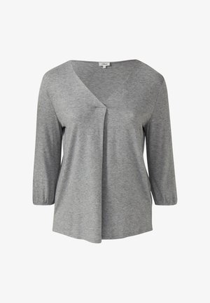 Maglia grigia a maniche lunghe realizzata in un morbido tessuto, con scollo a V e maniche arricciate, caratterizzata da una chiusura frontale drappeggiata.