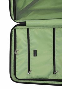 Borsa da toiletta verde con cerniere nere, molteplici scomparti e una texture liscia. Presenta un'etichetta su uno scomparto.