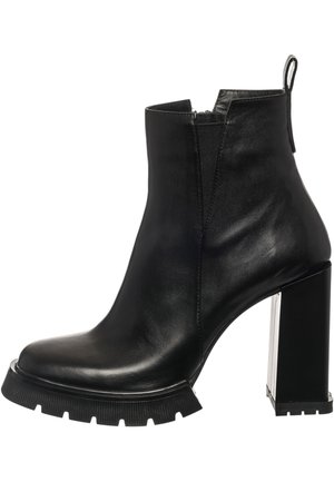 Schwarzer Lederknöchelstiefel mit grober Profilsohle und hohem Blockabsatz, mit seitlichem Reißverschluss und Zuglasche hinten.