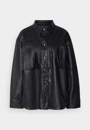 Camisa de couro preta com fecho de botões à frente, apresentando um painel de franjas ao longo do peito. Textura suave, colarinho clássico e mangas longas.