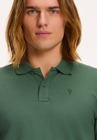 Shiwi JUSTIN - Polokošeľa - cilantro green