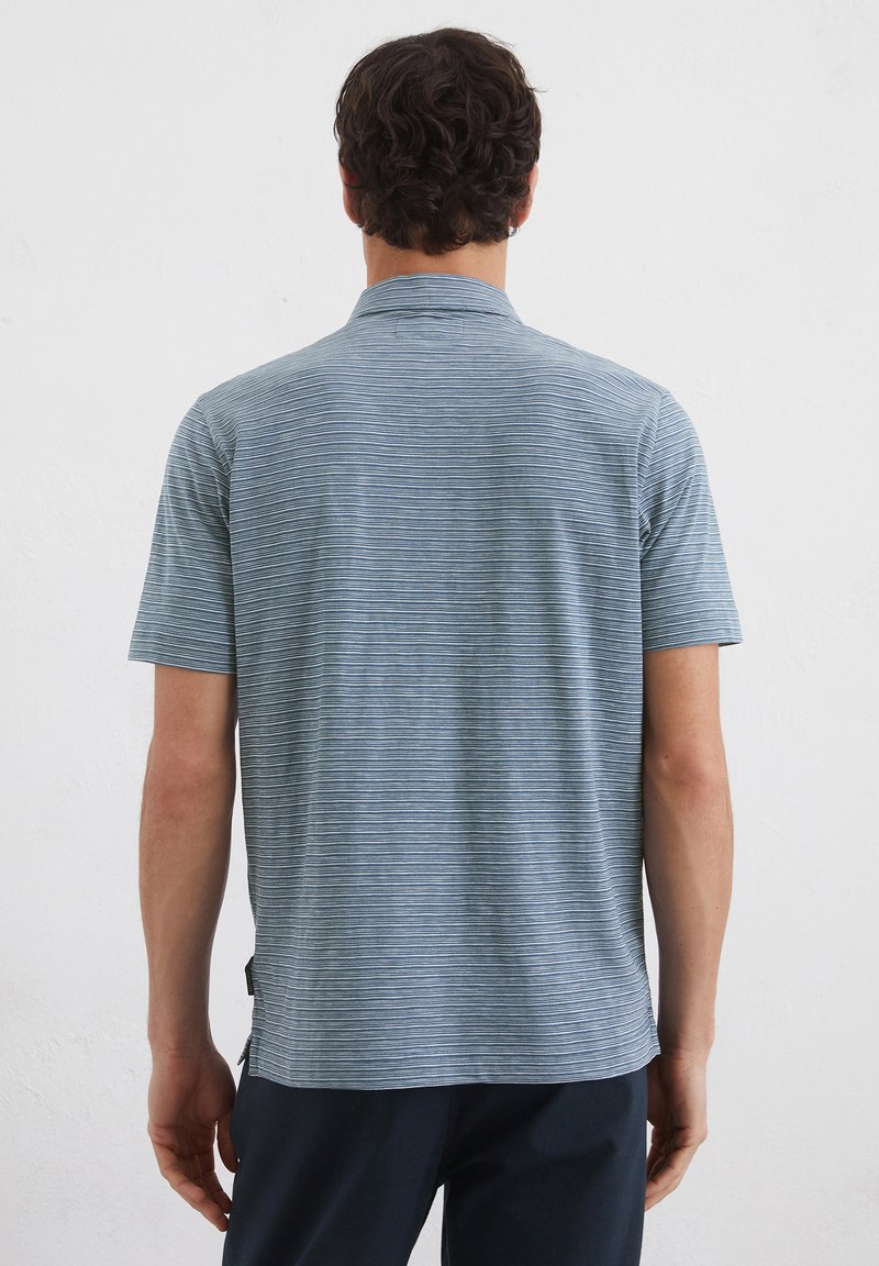 Kurzarm-Poloshirt in Blau, mit horizontalem Streifenmuster, weichem Stoff, kragenförmigem Ausschnitt und leicht abgerundetem Saum.