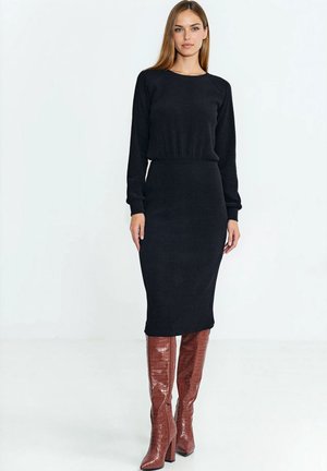 - Sukienka dzianinowa