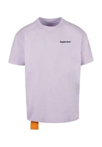 Lys lilla bomull T-skjorte med crew neck, med en svart trykt logo "glemte ansikter" og en liten oransje stofflapp i kanten.