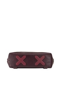 Borsa in pelle marrone con forma rettangolare e due accentuazioni a forma di X in bordeaux contrastante nella parte inferiore. Texture liscia e design strutturato.