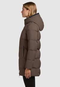 Brauner Puffermantel mit Kapuze, ausgestattet mit einem gesteppte Design, seitlichen Taschen und einer glatten Textur. Verstellbare Bündchen und Saumdetails.