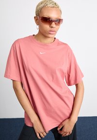 Nike Sportswear TEE - Βασικό μπλουζάκι - canyon pink