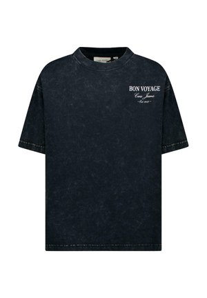 Zwart denim T-shirt met een ronde hals en korte mouwen. Heeft de tekst "BON VOYAGE" in wit op de voorkant, met een licht vervaagde textuur.