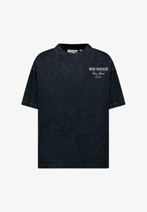 Zwart denim T-shirt met een ronde hals en korte mouwen. Heeft de tekst "BON VOYAGE" in wit op de voorkant, met een licht vervaagde textuur.
