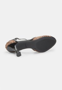 Črne lakirane usnjene akcenti se kontrastirajo z zgornjim delom v rjavem leopardjem vzorcu. Petni del je slim in približno 7,5 cm visok z grobim podplatom.