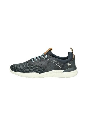 Baskets de sport bleu foncé avec une tige en mesh texturé, lacets bleu clair, accents en cuir et une semelle en caoutchouc blanche. Marquage notable sur le côté.