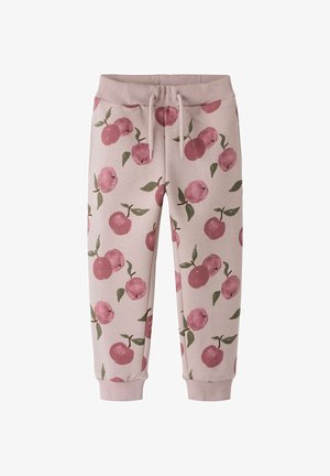 Pantalons de survêtement roses clairs avec un motif imprimé de fruits rouges et de feuilles vertes. Dotés d'une taille élastique avec cordon de serrage et de bas de jambes côtelés.