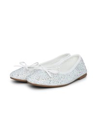 Weiße Ballettschuhe, verziert mit funkelnden klaren Strasssteinen, mit einer abgerundeten Spitze und kleinen weißen Schleifen auf der Vorderseite. Flache Sohlenkonstruktion.