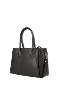 Sac à main en cuir noir texturé avec deux poignées supérieures et une bandoulière amovible, ornée d'un petit bijou en forme de drapeau italien.