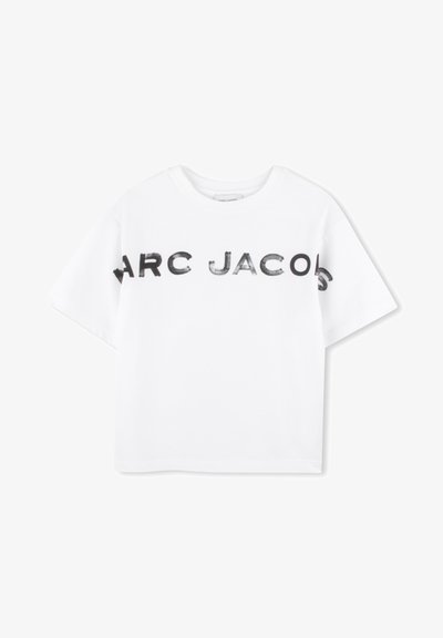 T-shirt en coton blanc à coupe décontractée, arborant un design de logo imprimé noir "ARC JACOBS" sur le devant dans une police en effet pinceau.