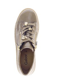 Taupe Lackleder-Sneaker mit beigen Schnürsenkeln, goldenen herzförmigen Charms, seitlichen Reißverschlüssen und einer Gummisohle, gekennzeichnet mit Gabor Größe 4.5.