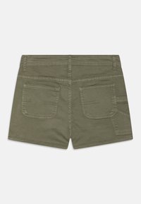 Olivenfargede shorts laget av bomullsmiks. Funksjoner inkluderer to baklommer, fine sting og en skreddersydd passform.