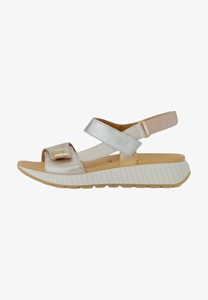 Kovově stříbrné a béžové sandály s širokým páskem a nastavovací sponou, s texturovanou bílou platformou a designem otevřeného špičky.