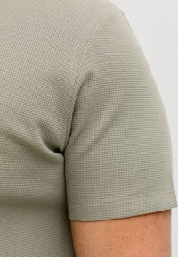 Jack & Jones JJEAUSTIN TEE NOOS PLS - Βασικό μπλουζάκι - vetiver