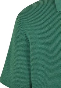 Grønn ribbet strikket polo skjorte med korte ermer, med et strukturert mønster og klassisk kragedesign.