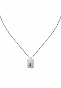 Collana d'argento con un pendente rettangolare texturizzato che presenta un design ad ancora, su una catena fine, che riflette la luce.