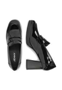 Črni lakasti usnjeni loaferji z širokim sprednjim trakom, blok peto in šivanimi detajli. Gladek, sijoč tekstura in logotip znamke znotraj.