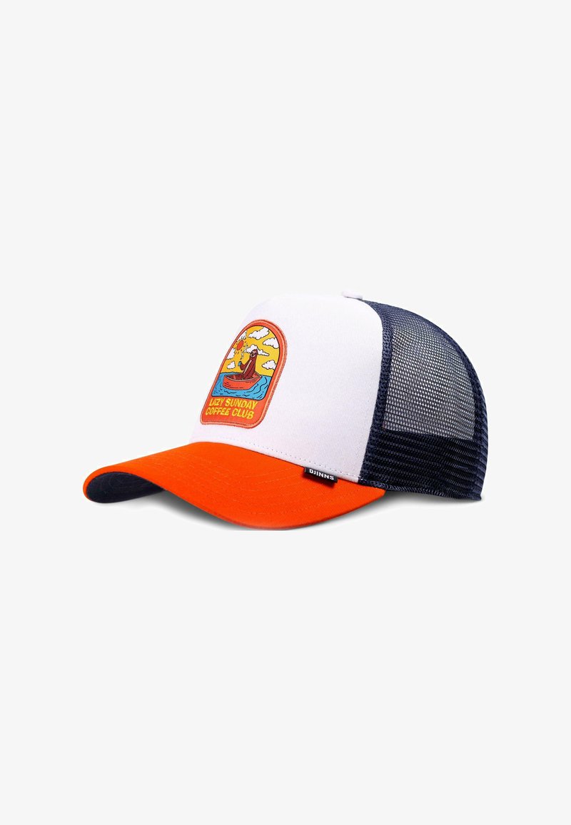 Lastwagenfahrer-Kappe mit einem weißen Vorderteil, orangen Schirm und blauen Netzseiten. Mit einem gestickten Design "Lazy Sunday Coffee Club".