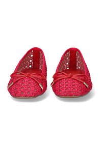 Bailarinas de ganchillo rojas con un lazo y detalles dorados, con una parte superior texturizada y una suela plana y flexible.