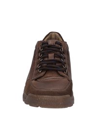 Sneaker in pelle marrone con pannellatura testurizzata, punta tondeggiante e sistema di lacci. Presenta una suola in gomma e cuciture a contrasto sottili.