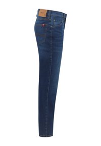 Slim-Fit-Jeans in Blau mit dunkler Waschung, ausgestattet mit einem Leder-Patch auf der Rückseite, fünf Taschen und kontrastierendem Stich auf der Rückentasche.