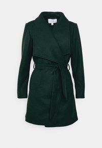 Mörkgrön omslagsrock i ett tjockt material, med en bred krage, långa ärmar och ett bälte i midjan, utan synliga knäppningar.