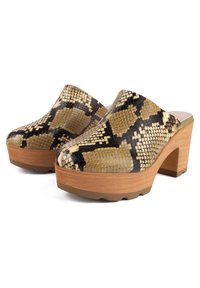 Scarpe tipo zoccoli open-toe con un motivo a pelle di serpente in tonalità tan e nero. Tacco in legno e superficie testurizzata con un interno liscio.