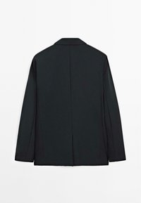 Blazer nero con un design strutturato, apertura posteriore singola, maniche lunghe e rever a punta; texture liscia e vestibilità su misura.