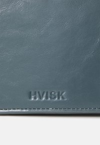 HVISK CRANE GLOSSY STRUCTURE - Käsilaukku - graphite green