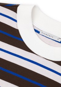 Koszulka z okrągłym dekoltem z białą żebrowaną kołnierzykiem oraz poziomymi paskami w kolorze brązowym, białym i niebieskim, z metką marki Elementy w rozmiarze średnim.