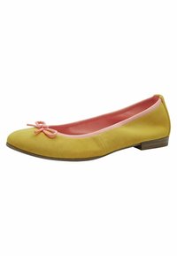 Ballerine en suède jaune avec un bout arrondi, doublure intérieure rose et un petit nœud rose en accent sur le bout. Petit talon en bois plat.