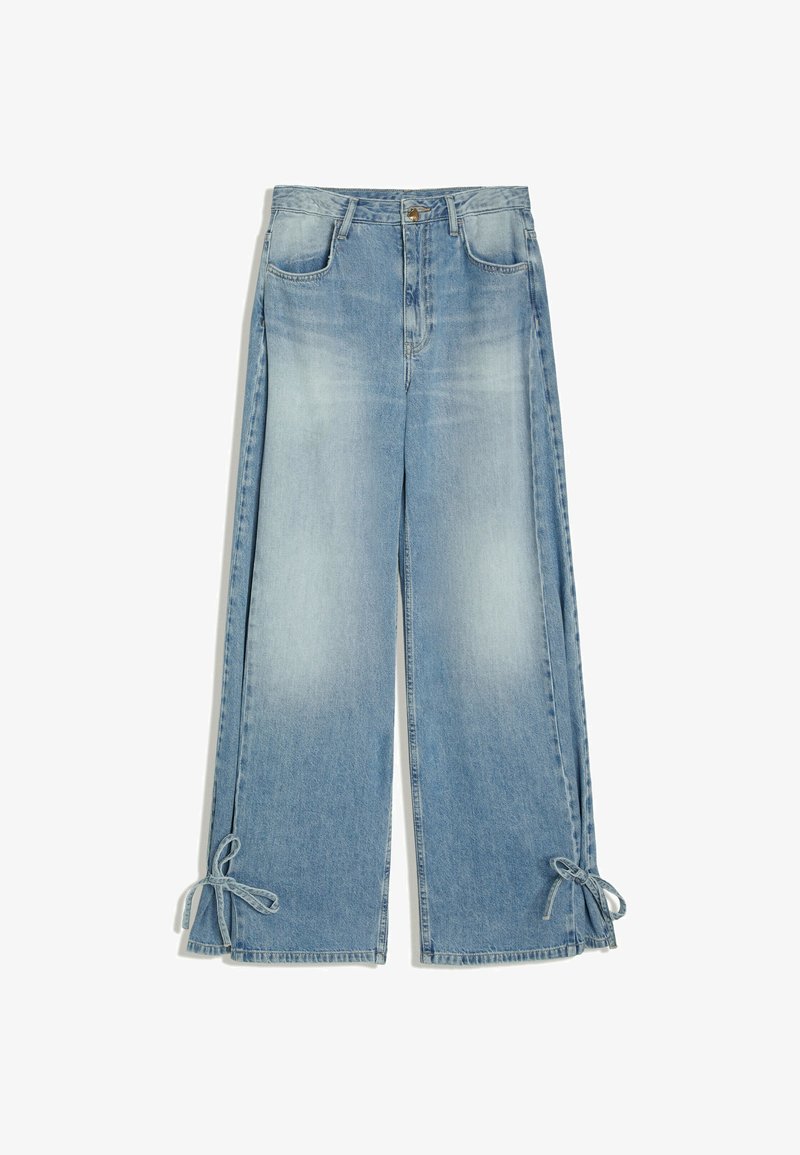 Jean bleu clair à jambes larges avec poches avant, fermeture à bouton et à glissière, et petits nœuds noués en bas de chaque jambe.