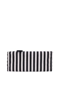 Pochette rettangolare a righe in tessuto bianco e nero con una finitura testurizzata e una chiusura a scatto nella parte superiore. Design compatto e leggero.