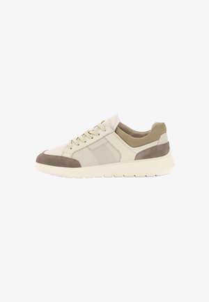 Sneakers atletiche beige e taupe con pannelli in suede e mesh, punta tonda, suola piatta e chiusura centrale con lacci.